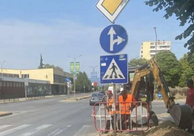 Слагат нов светофар на натоварено кръстовище в Карлово