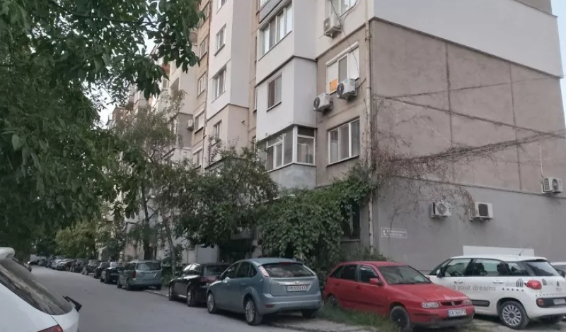 Колата осъмна с лепило по ключалката и липсващи чистачки в Кючука