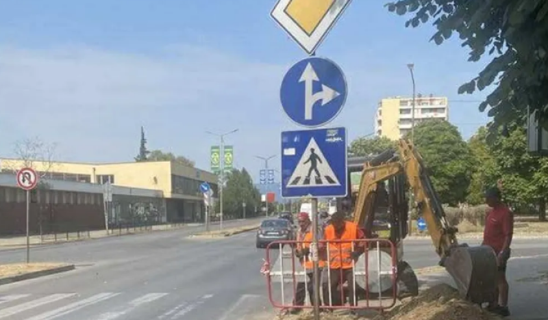 Слагат нов светофар на натоварено кръстовище в Карлово