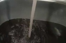 Читатели сигнализират: Тъмна вода тече от чешмите в Брестовица ВИДЕО