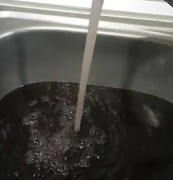Читатели сигнализират: Тъмна вода тече от чешмите в Брестовица ВИДЕО