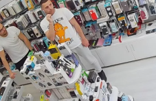 lovkiiat-kradets-zadignal-skap-telefon-584.png
