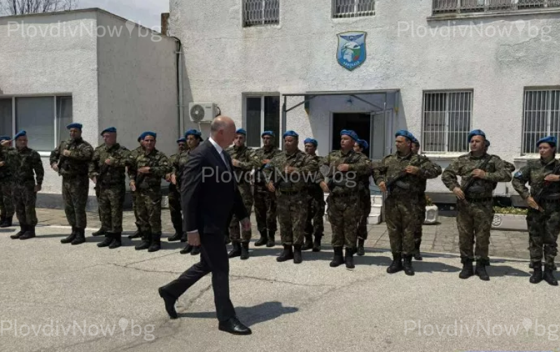 Премиерът Росен Желязков пристигна в авиобазата в Крумово
