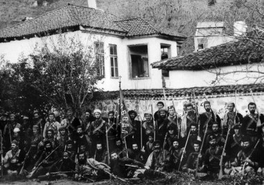 На този ден: Създадена е Българката армия, избухва Илинденско-Преображенското въстание