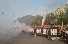 “Крушарски вън“: С факли и бомбички фенове на Локо излязоха на протест, блокираха възлово кръстовище ВИДЕО