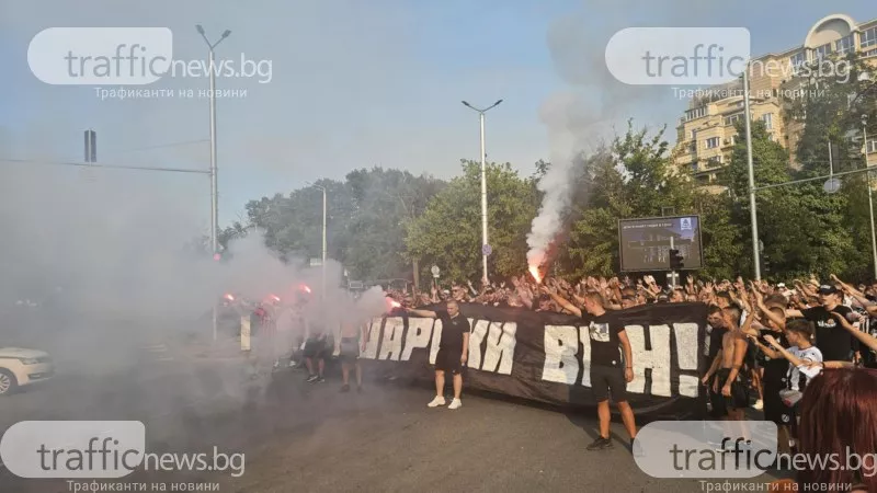 “Крушарски вън“: С факли и бомбички фенове на Локо излязоха на протест, блокираха възлово кръстовище ВИДЕО