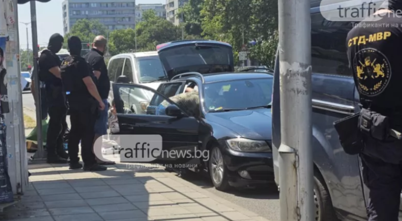 Зрелищна акция с маскирани полицаи на един от оживените булеварди в Пловдив