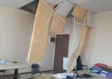 Окачен таван се стовари върху главите на служители в кметство в Сопотско