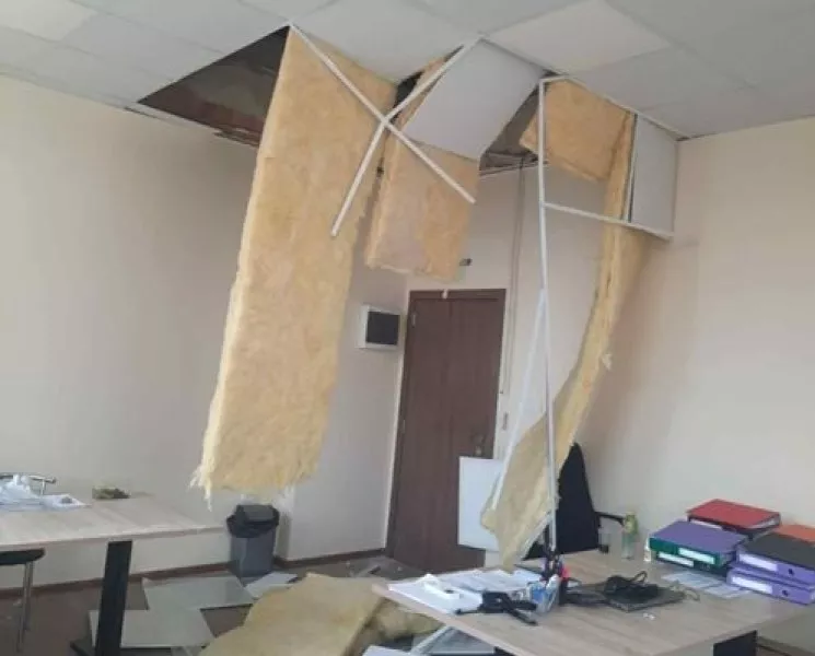 Окачен таван се стовари върху главите на служители в кметството в Анево