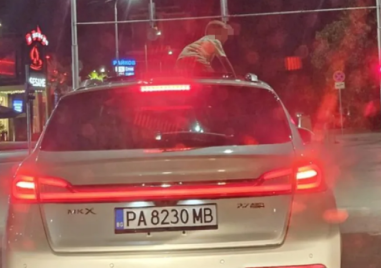 Полицията издирва шофьора, потеглил с дете върху тавана на колата си