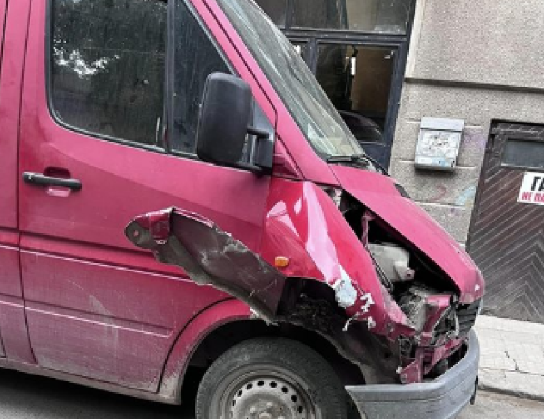 Мъже потрошиха чужд камион в Златитрап, удряли с дървени сапове