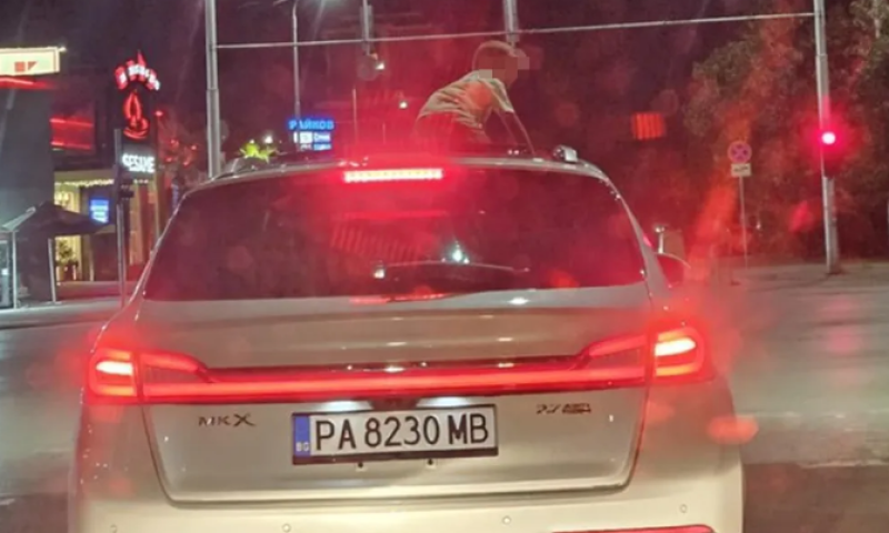Полицията издирва шофьора, потеглил с дете върху тавана на колата си