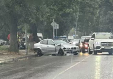 БМВ се заби в дърво на булевард в Пловдив