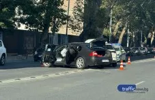Катастрофа до Бетонния мост в Пловдив затрудни движението, щетите са сериозни