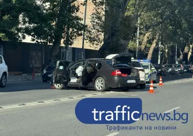 Катастрофа до Бетонния мост в Пловдив затрудни движението, щетите са сериозни