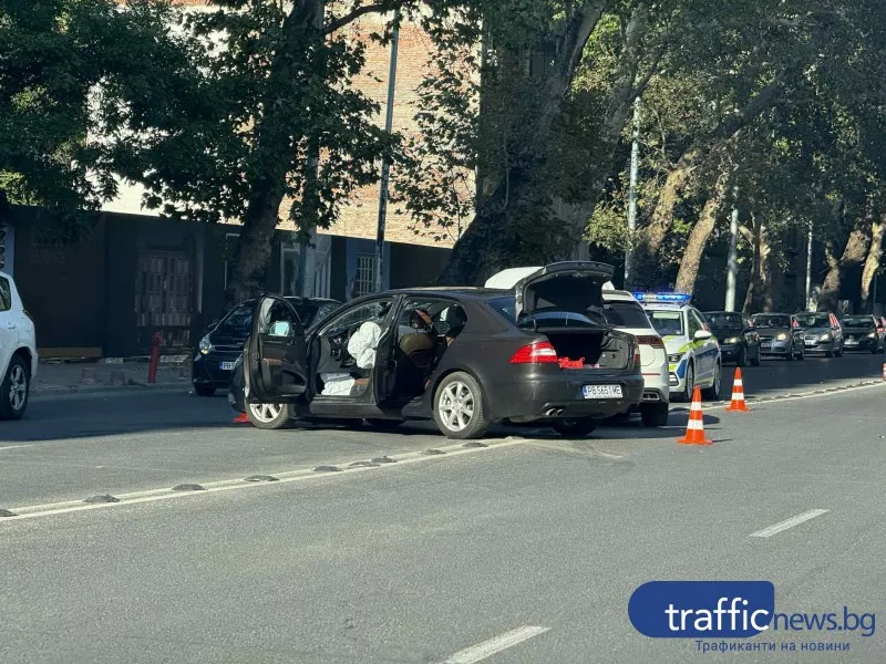 Катастрофа до Бетонния мост в Пловдив затрудни движението, щетите са сериозни