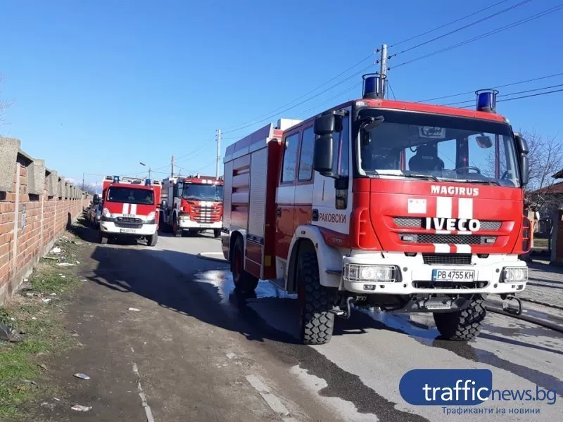 Два пожара край Пловдив, сухи треви и изоставена барака горят