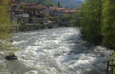 turistka-padna-reka-chaia-bachkovo-111.jpg