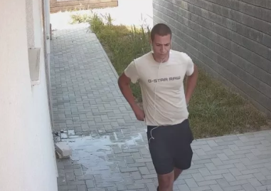 Млад мъж системно използва частен двор за тоалетна
