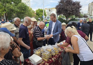 Жители на район „Тракия“ отбелязаха Преображение Господне с празнична литургия и благотворителен обяд