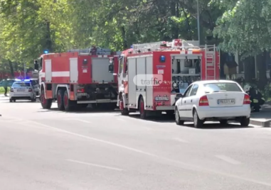 Кола и мотор изгоряха в Асеновград, пожар пламна в гараж