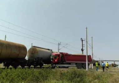 Влак блъсна камион на жп прелез край Пловдив