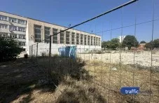 Училищен двор в Пловдив стои разкопан с месеци, строителната фирма прибра аванса и се изпари