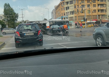 Тежка катастрофа на натоварено кръстовище в Пловдив, бус се преобърна