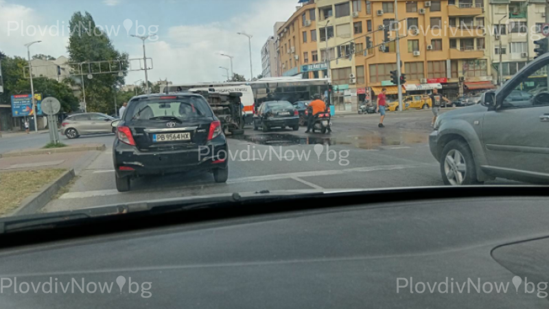 Тежка катастрофа на натоварено кръстовище в Пловдив, бус се преобърна