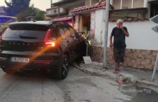 Пиян тийнейджър с джип се заби в къща в Перущица