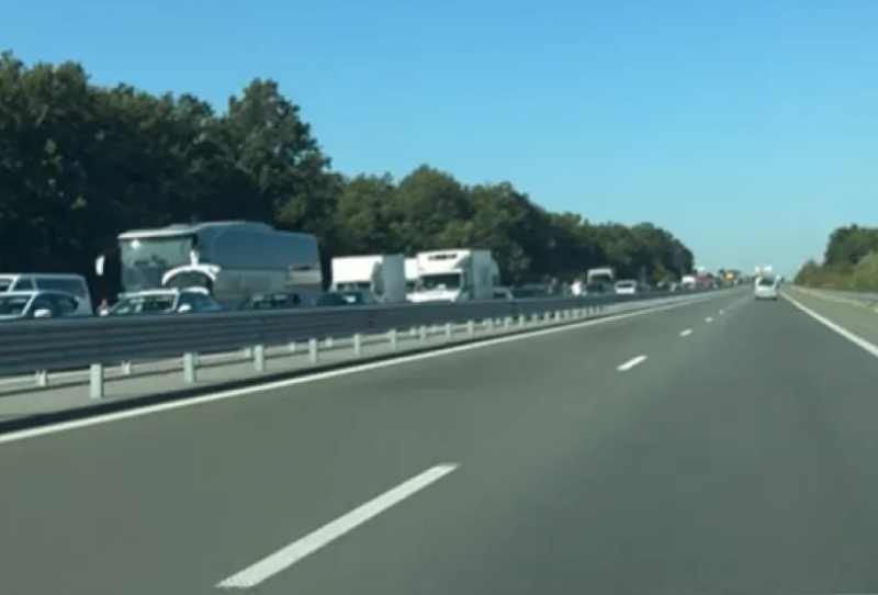 Завъртял се ТИР създаде сериозни затруднения по АМ „Тракия“, има и разлято гориво