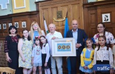 Украинската общност подари на Пловдив картина със слънчогледи - символ на светлината
