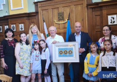 Украинската общност подари на Пловдив картина със слънчогледи - символ на светлината