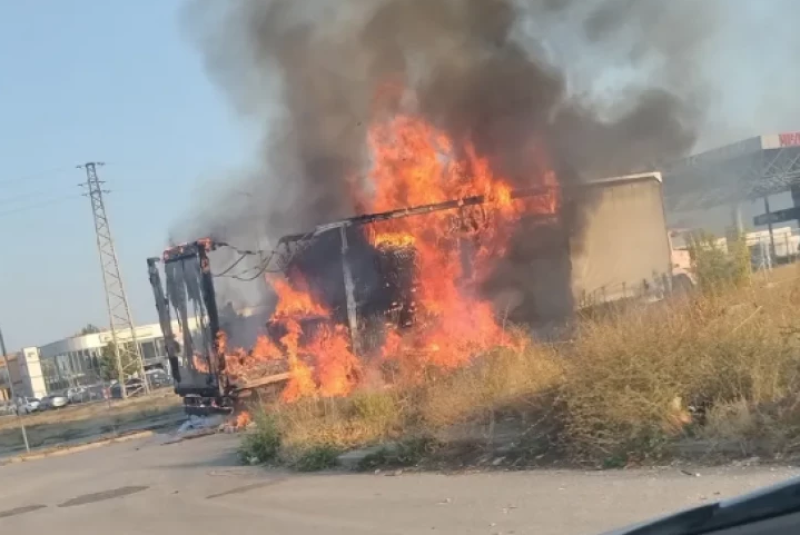 ТИР пламна на входа на Пазарджик откъм Пловдив