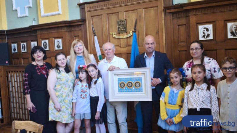 Украинската общност подари на Пловдив картина със слънчогледи - символ на светлината