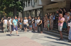 С молба и надежда за чудо започна протестът пред Съдебната палата в Пловдив
