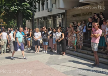 С молба и надежда за чудо започна протестът пред Съдебната палата в Пловдив