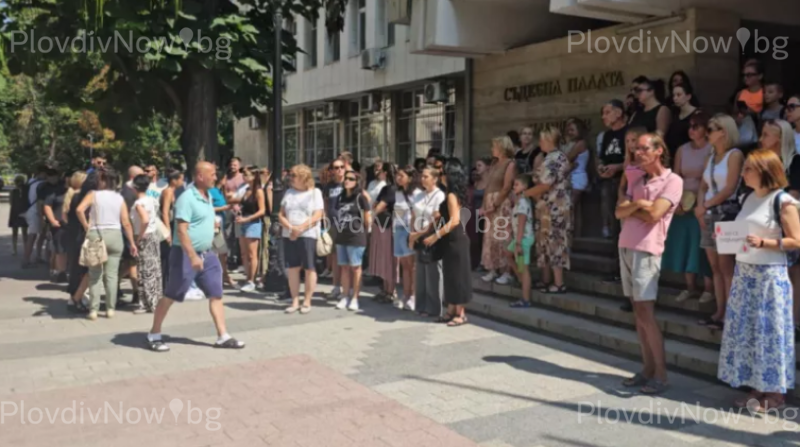 С молба и надежда за чудо започна протестът пред Съдебната палата в Пловдив