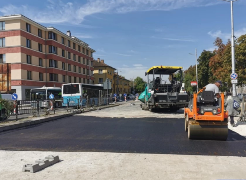 Асфалтират затворения участък на булеварда до Централна гара, пускат движението до края на деня