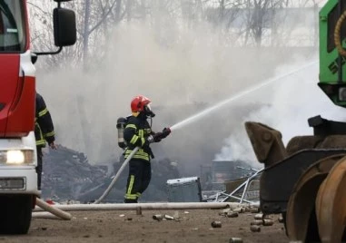 Избухна пожар в борсата в Първенец, четири екипа огнеборци са на място