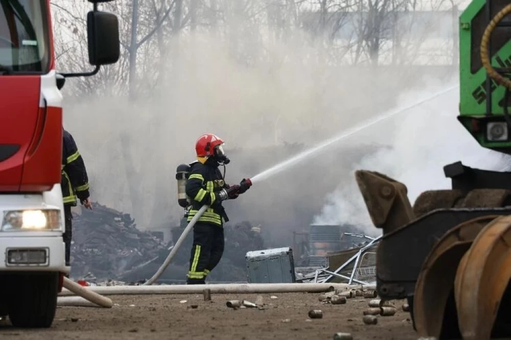 Избухна пожар в борсата в Първенец, четири екипа огнеборци са на място