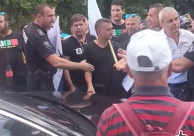 Протестиращ е задържан по време на демонстрация пред портала на ВМЗ-Сопот