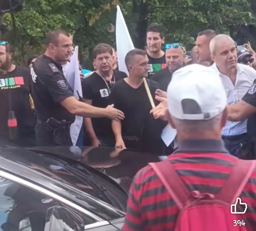 Протестиращ е задържан по време на демонстрация пред портала на ВМЗ-Сопот