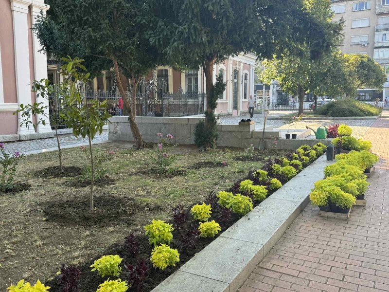 Облагородяват зелените площи на площад „Съединение“ за празника на Пловдив