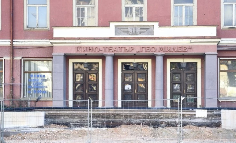Започна изграждането на забравените стълби пред кино „Гео Милев“