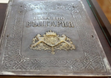 На този ден: Княз Александър Батенберг възстановява Търновската конституция