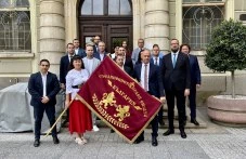 Учител и майстор дари ръчно извезано знаме на Съединението на Пловдив