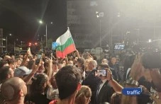 Диверсия: Радевите хора събраха агитка да освирква правителството, докато те „чакат провокатори“
