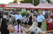hiliadi-praznuvaha-po-ploshtadite-292.webp