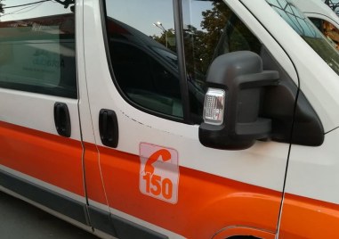 Кола се преобърна в Хисаря и рани случаен мъж, докато се качва в колата си